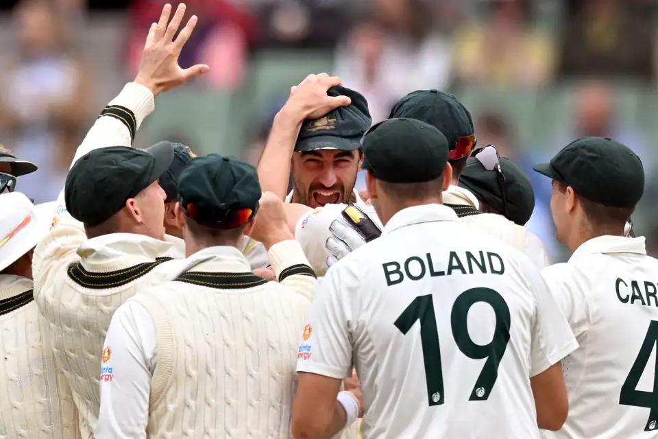 Mitchell Starc and Australian team celebrating wicket 