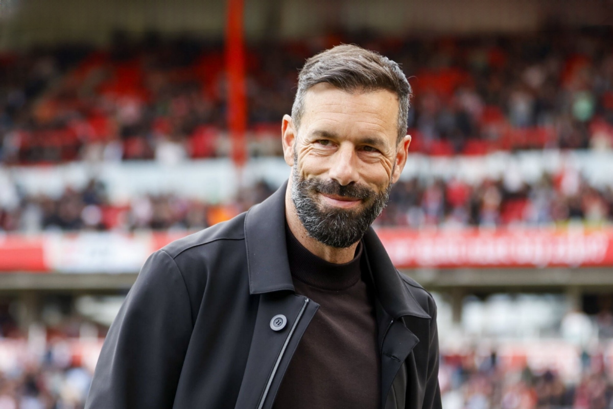 രണ്ട് കിരീടം നേടിയിട്ടും നിസ്റ്റൽറൂയിയും പി എസ് വിയും തമ്മിൽ പിരിഞ്ഞു