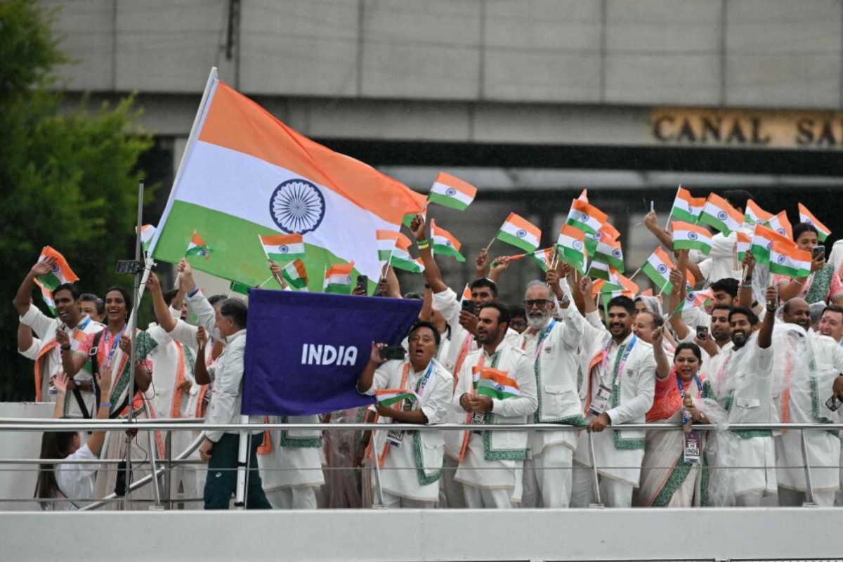 പാരീസ് ഒളിമ്പിക്സിന് തുടക്കം, ഇന്ത്യൻ പതായകയേന്തി സിന്ധുവും ശരത് കമാലും