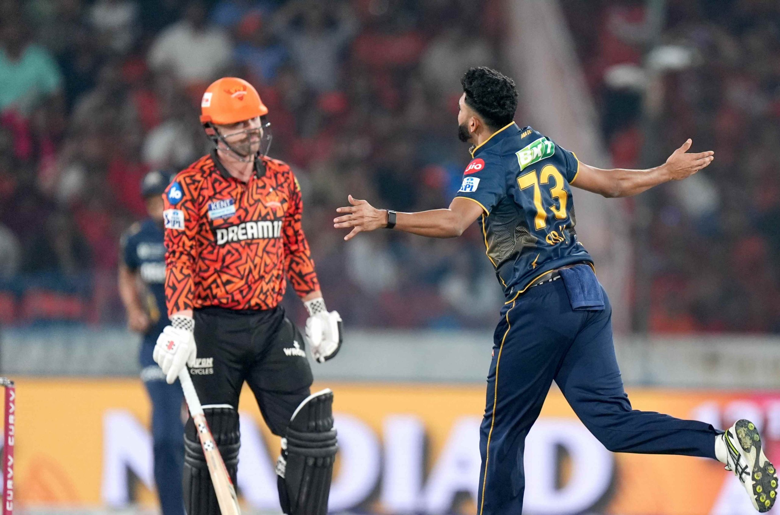 സിറാജ് ഓൺ ഫയർ!! ഹൈദരബാദിനെ 152ൽ പിടിച്ച് ഗുജറാത്ത്