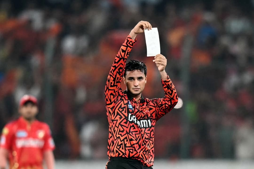 അഭിഷേക് ശർമ്മ ആദ്യ ഐപിഎൽ സെഞ്ചുറി ഓറഞ്ച് ആർമിക്ക് സമർപ്പിച്ചു (വീഡിയോ)