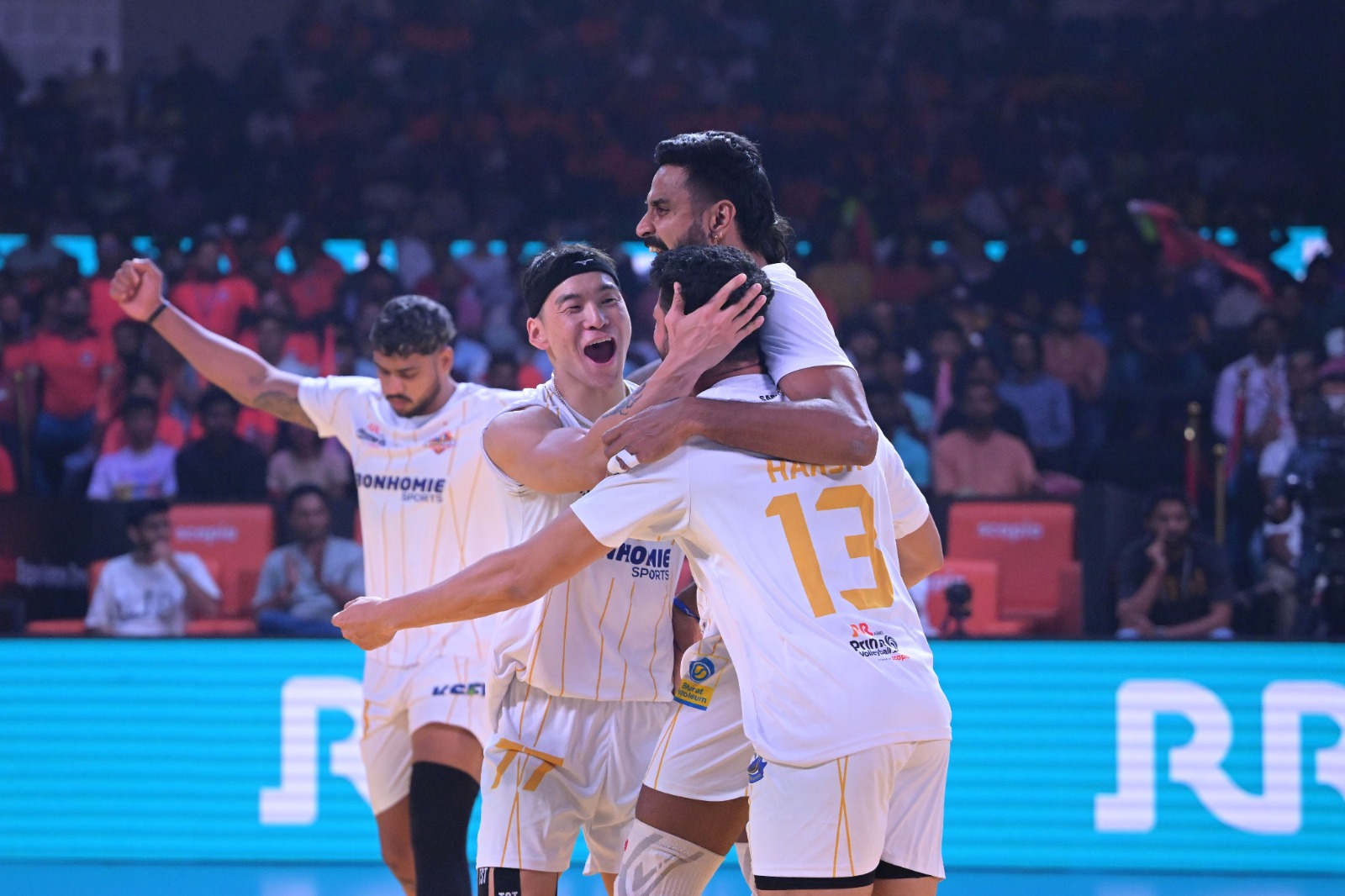 ഹൈദരാബാദ്‌ ബ്ലാക്‌ഹോക്‌സിനെ മിന്നുന്ന തിരിച്ചുവരവിൽ കീഴടക്കി അഹമ്മദാബാദ്‌ ഡിഫൻഡേഴ്‌സ്‌